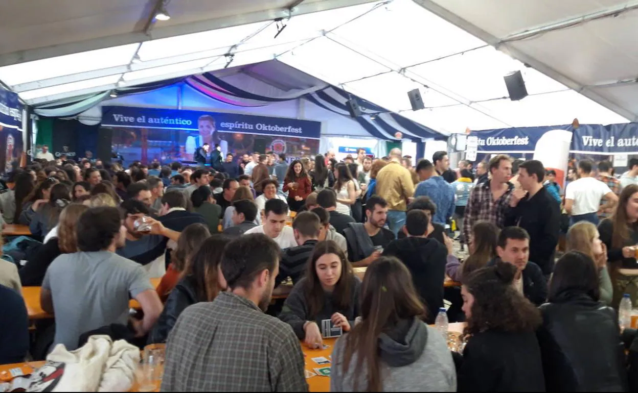 Cientos de personas acuden a la Feria de la Cerveza de Zarautz El